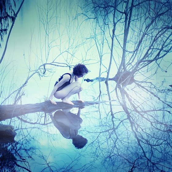 08_girl-looking-in-lake