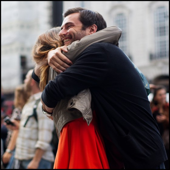 couple-embrace-hugs-photos-jonron