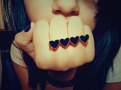 cute-girl-hand-hearts-love-Favim.com-136748