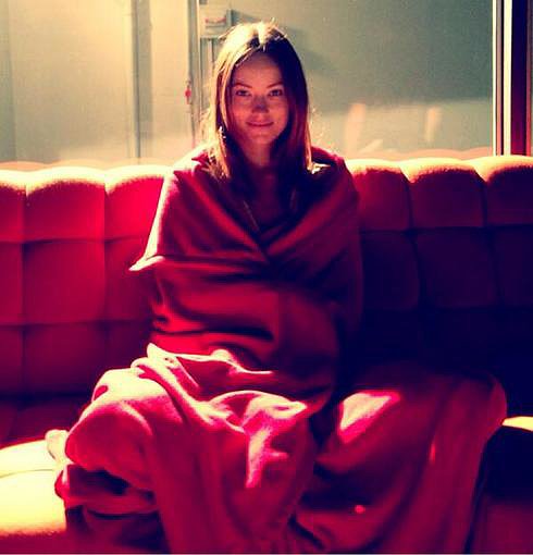 Olivia-Wilde-wrapped-herself-blanket-despite-105-degree